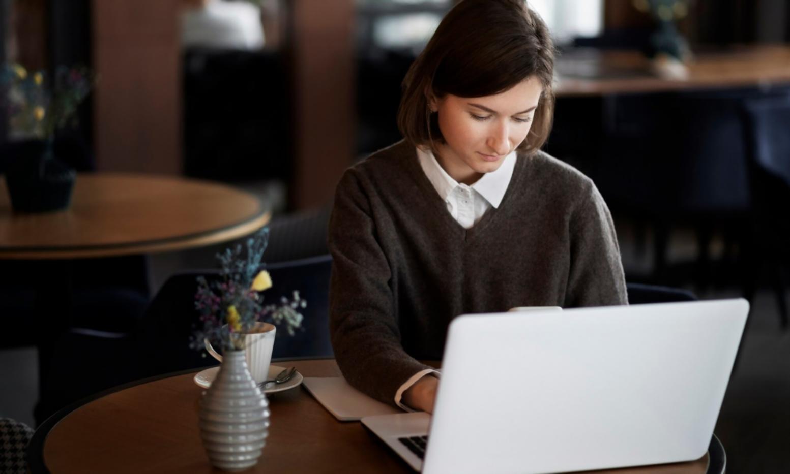 Teilnehmer beim gemeinsamen Lernen in entspannter Atmosphäre