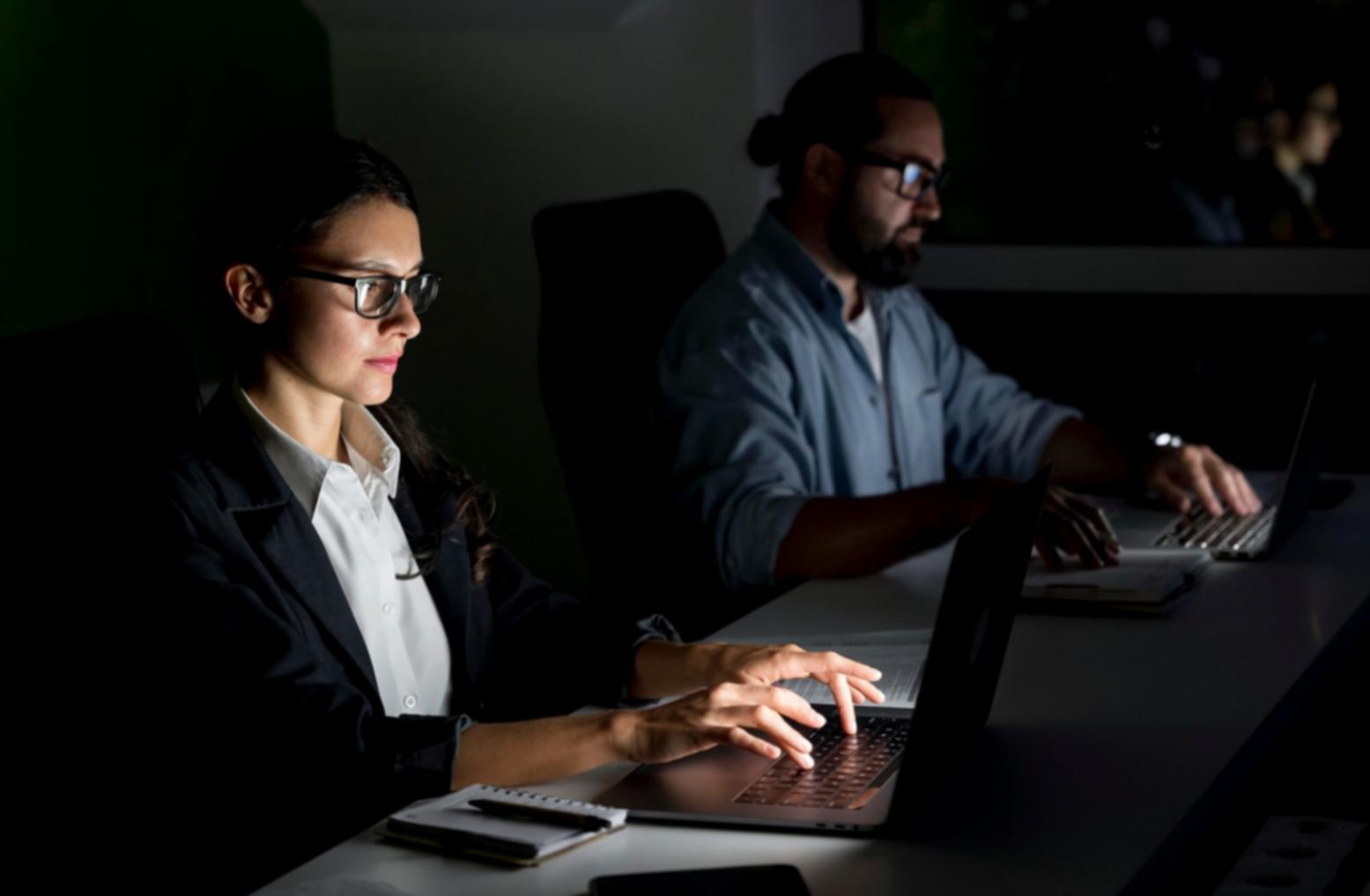 Gemeinsame Arbeit an Finanzplänen in modernem Büro